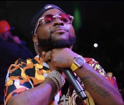Davido, David Adeleke, Davido on stage with his hands on his neck in a chokehold, Babelos 